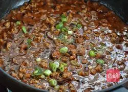 Illustration of how to make noodles with mushroom meat sauce 9