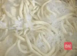 Illustration of how to make pickled cabbage and shredded pork noodles 8