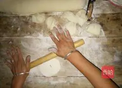 Illustration of how to make crescent moon buns 3