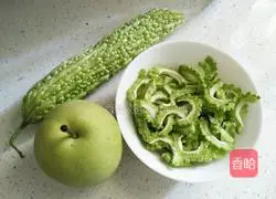 Illustration of how to make bitter melon and pear juice 1