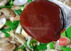 Illustration of how to stir-fry scallops with seafood sauce 11