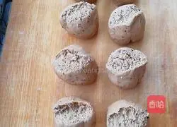 Illustration of how to make brown sugar and jujube steamed buns 10