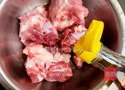 Illustration of how to make Poria Pork Bone and Dampness Removing Soup 2