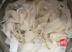 Illustration of how to make dumpling skin with oily noodles 4