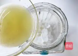 Illustration of how to make lychee lemon tea 10