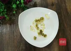 Illustration of how to make American ginseng and dendrobium lean meat soup 3