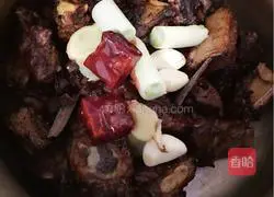 Illustration of how to make pork ribs and stewed potatoes 7