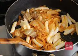 Illustration of how to make fried rice cakes with kimchi 7