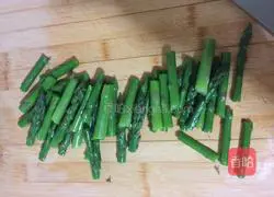 Illustration of how to make bacon and asparagus rolls 4