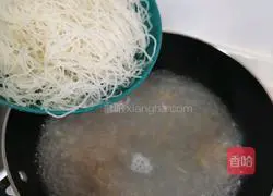 Illustration of how to make seafood rice noodles 6
