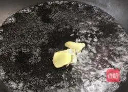 Illustration of how to make shredded pork corn noodle soup 11