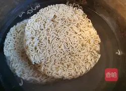 Illustration of how to make fried instant noodles 4
