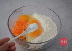 Illustration of how to make carrot and egg pancakes 4