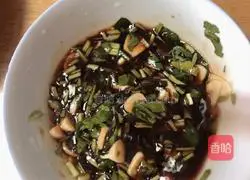 Illustration of how to mix spinach with vermicelli 7