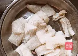 Illustration of how to make casserole with bamboo sheng and loofah 4