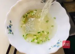 Illustration of how to make chicken wontons in clear soup 8