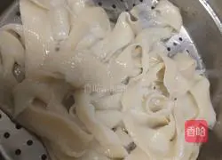 Illustration of how to make noodles 3