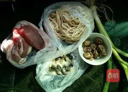 Illustration of how to make scallion and oyster meat noodle soup 1