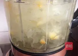 Illustration of how to make lychee, white fungus and horseshoe drink 4