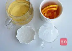 Illustration of how to make orange and chrysanthemum ice drink 4