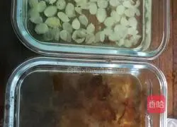 Illustration of how to make peach gum stewed in milk 1