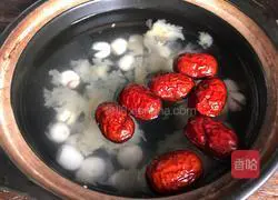 Illustration of how to make red dates, lotus seeds and white fungus soup 8