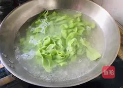 Illustration of how to make spinach and mushroom fried noodles 12
