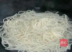 Illustration of how to make braised beans and noodles 3