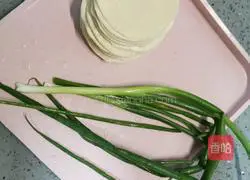 Illustration of how to make dumpling skin scallion pancakes (quick breakfast) 1