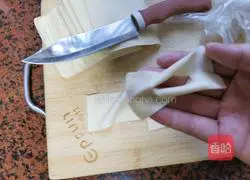 Illustration of how to make fried wonton skin 3