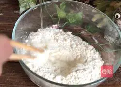 Illustration of how to make spicy cold skin 1