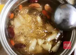 Illustration of how to make rock sugar and snow pear soup 5