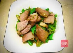 Illustration of how to stir-fry bacon with green pepper 8