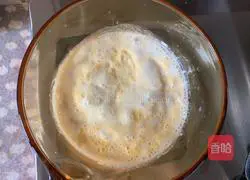 Illustration of how to make egg milk oatmeal 6