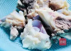 Illustration of how to make Lotus Seed and Snow Fungus Bone Soup (moisturizing and calcium supplementing) 4