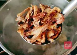 Wild Green Illustration of making beef bone soup with mushrooms 7