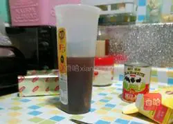 Illustration of how to make lazy milk tea 3
