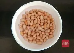 Illustration of how to make scallop and lotus root peanut and pork bone soup 1