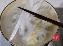 Illustration of how to make shredded radish fish soup 7