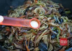 Illustration of how to make fried rice noodles 15