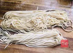 Illustration of how to make pickled cabbage and mutton noodles 6