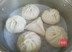 Illustration of how to make onion and pork buns 15