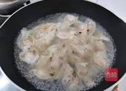 Illustration of how to make fresh meat wontons 11