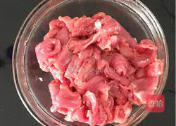 Illustration of how to make fried beef with celery 3