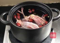 Illustration of how to stew squab with red dates, American ginseng and squab 5
