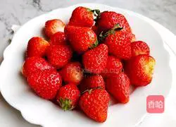 Strawberry Layer Cake Recipe Illustration 8