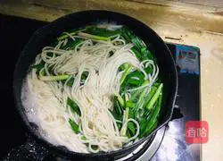 Illustration of how to make fried spicy noodles 4