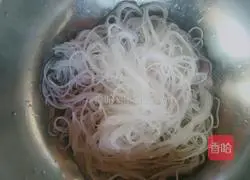 Illustration of how to make cold vermicelli 3