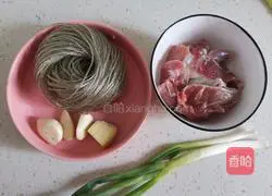 Illustration of how to make minced meat vermicelli 1