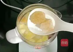 Illustration of how to make apple and white fungus syrup 12